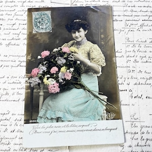 Década de 1900 - Postal con una mujer joven y flores y algunas palabras sobre el amor.
