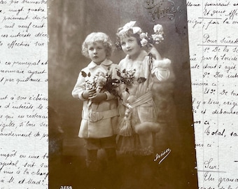 1910s - Postcard with children with flowers and the words &quot;Bonne année&quot; / &quot;Happy New Year&quot;