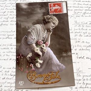 Années 1910 - Carte postale avec une jeune femme et des fleurs - Carte postale française vintage