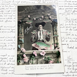 Década de 1910 - Postal del primer mes de abril - Postal con una mujer joven y peces del primer mes de abril