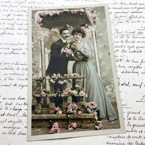 1910年代 - 花と「Bonne fête（ボンヌ フェット）」という言葉を持ったカップルの絵葉書