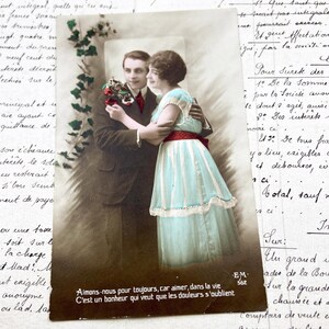 Década de 1920 - Cartão postal com um casal e algumas palavras sobre amor