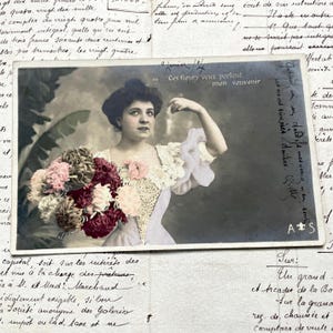 Década de 1900 - Postal con una mujer joven y flores y algunas palabras sobre el amor.