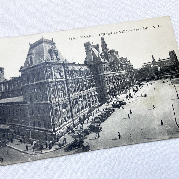 1910s - Postcard of Paris and the Hôtel de ville showing Parisian life in the streets of the time