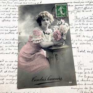 Década de 1910 - Postal con una joven, flores y la frase "Tendres souvenirs" (Recuerdos entrañables)