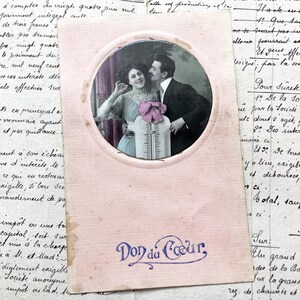 Década de 1900 - Postal rosa con una pareja y la frase "Don du coeur" (Don del corazón)
