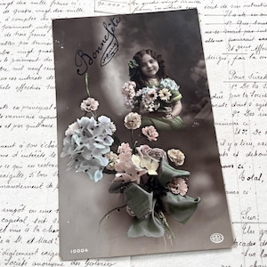 Década de 1910 - Postal con una niña y flores
