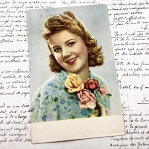 Années 40 - Carte postale avec un portrait de femme