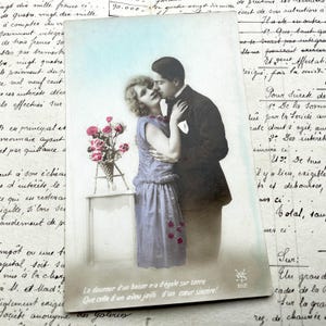 Década de 1920 - Cartão postal com um casal e algumas palavras sobre amor