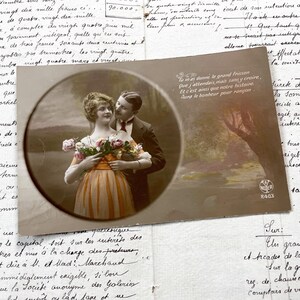 Década de 1910 - Cartão postal de um casal com algumas palavras sobre amor