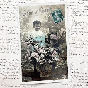 Anni 1900 - Cartolina con un bambino con dei fiori e la scritta "Gage d'amitié" / "Pegno di amicizia"