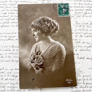 Années 1910 - Carte postale avec une jeune femme et des roses