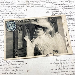1900s - Postkarte mit einer jungen eleganten Frau