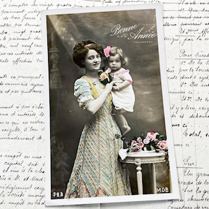 Década de 1900 - Postal con una mujer joven y su hijo