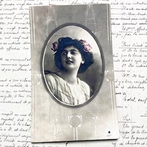 Década de 1910 - Postal con una joven con un medallón