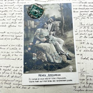 Década de 1900 - Cartão postal de um casal com um buquê de flores e algumas palavras sobre amor