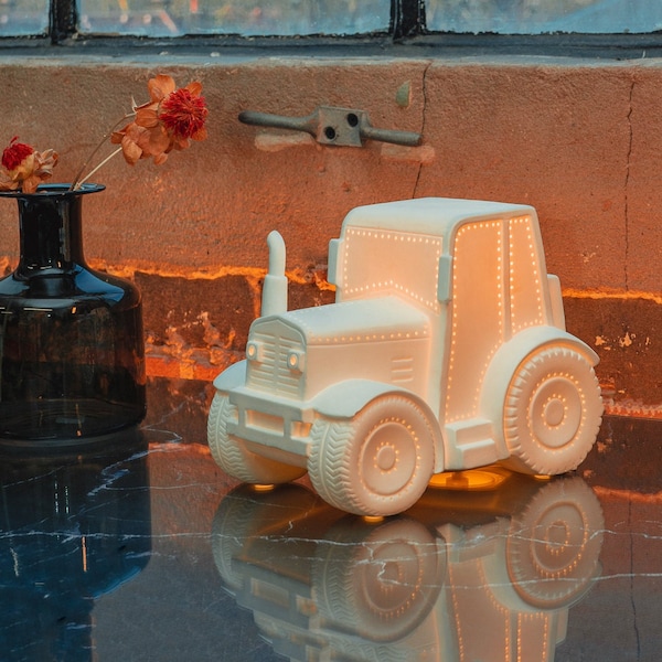 Lampe de table en porcelaine de style tracteur | Enfants | Veilleuse | Sculpté à la main | Finition mate en blanc