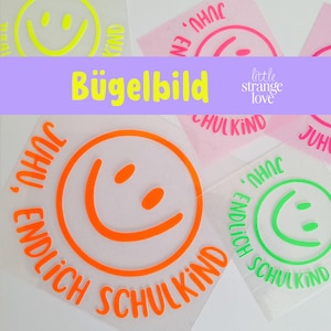 Könnte beinhalten: Vier Bügelbilder mit einem Smiley-Gesicht und dem Text "JUHU, ENDLICH SCHULKIND" in Neonfarben. Die Bügelbilder sind auf weißem Hintergrund.