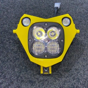 Puede incluir: Un faro de motocicleta amarillo brillante con dos luces LED redondas en la parte superior y dos luces LED m&aacute;s grandes en la parte inferior. El conjunto tiene una secci&oacute;n central negra y un soporte de montaje en la parte inferior.
