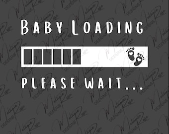 Könnte beinhalten: Eine graue Grafik mit den Worten "BABY LOADING" über einem Fortschrittsbalken und Babyfüßen. Darunter steht der Text "PLEASE WAIT..." in einer weißen, verspielten Schriftart. Der Hintergrund hat ein sich wiederholendes Muster mit den Worten "Melanie Rose Designs".