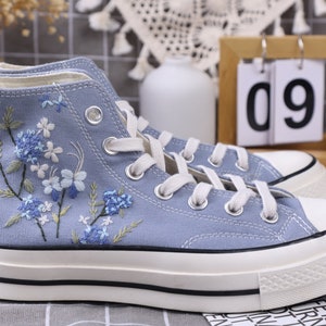 Broderie florale personnalisée Converse / Nom personnalisé Converse / Cadeau pour le meilleur ami image 2