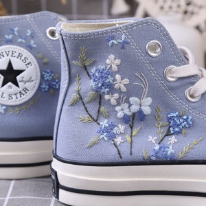 Broderie florale personnalisée Converse / Nom personnalisé Converse / Cadeau pour le meilleur ami image 1