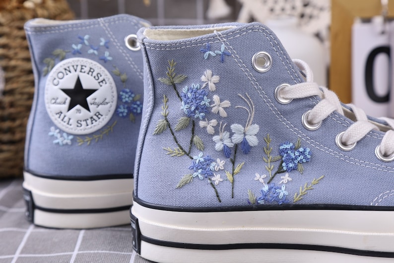 Broderie florale personnalisée Converse / Nom personnalisé Converse / Cadeau pour le meilleur ami image 1