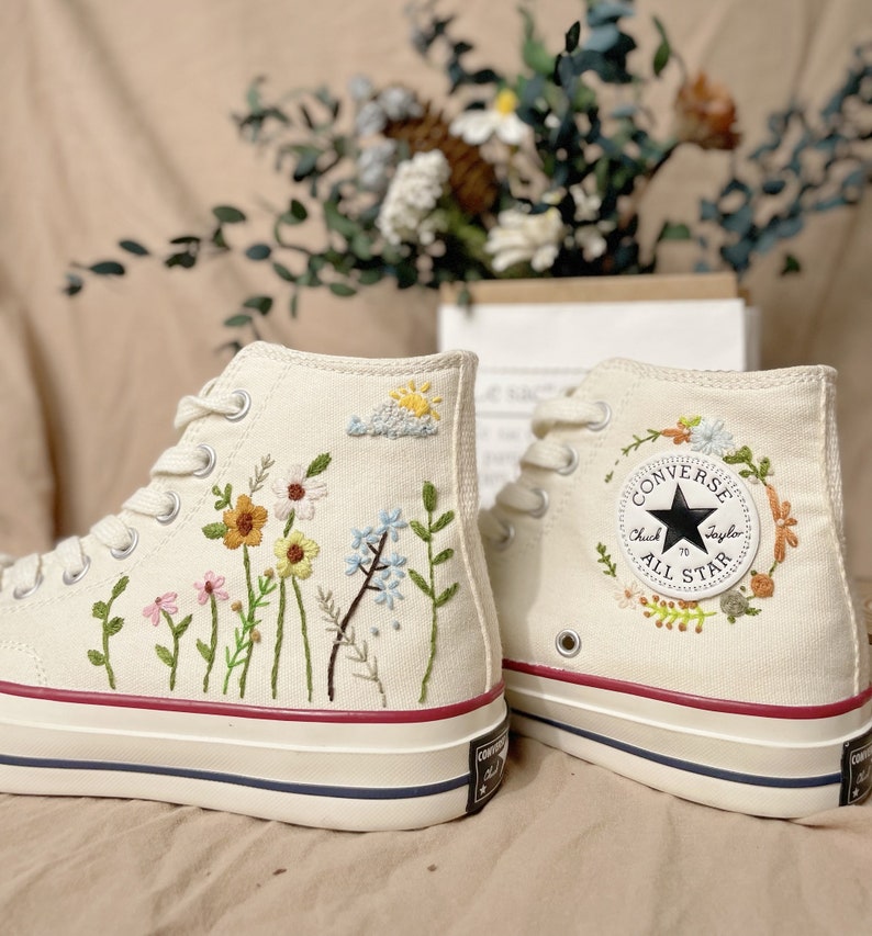 Converse Custom Floral Embroidery Converse Custom Embroidery Converse Custom Chuck Taylor 70 embroidered flowers Bild 1