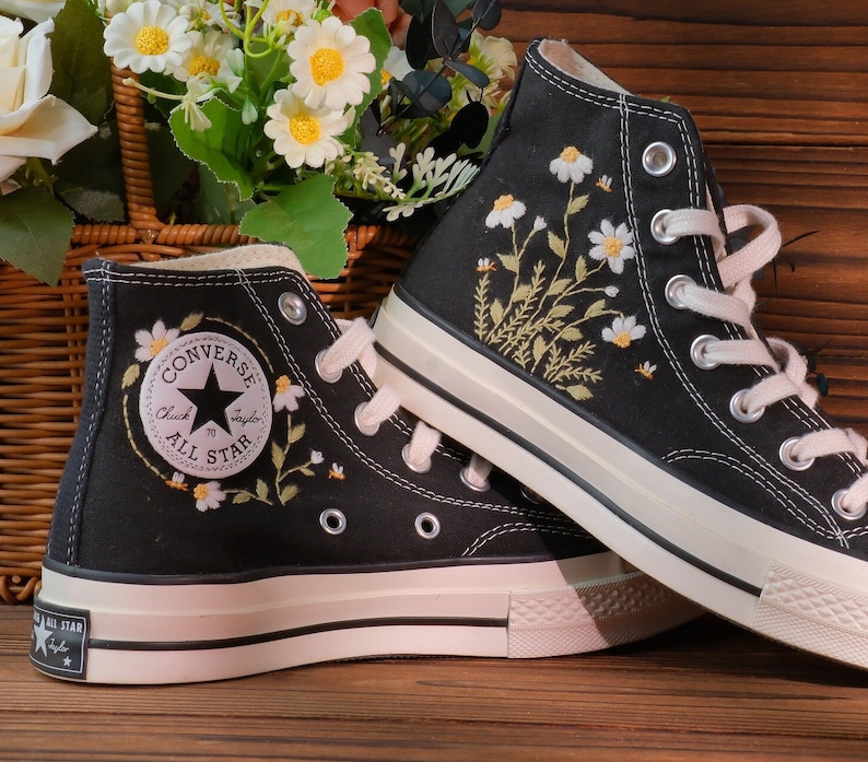 Converse Chuck Taylor 1970s , Converse Wreath Embroidery Converse Self-designed Pattern Embroidery ,Custom Floral Circle Embroidery Bild 1