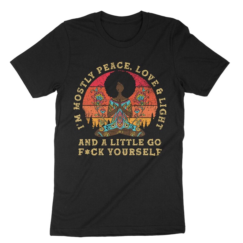 Camiseta De Hombre "Namaste Yoga I'm Mostly Peace Love And Light Little Go Fuck" - Color Verde Militar, Talla XL, Tela Suave