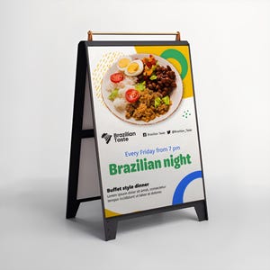 Puede incluir: Un letrero en forma de caballete que anuncia una noche brasileña. El letrero muestra un plato de comida con arroz, frijoles y huevos. El texto dice "Brazilian Taste" y "Brazilian night" todos los viernes a partir de las 19:00.