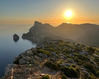 Digitaldruck - Fotografie blickt über Berge nach Mallorca Sunrise. Wohn- und Deko-Wandkunst