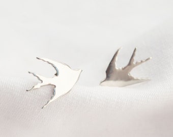 Sterlingzilveren oorknopjes zwaluw, silhouet vliegende vogel, op de natuur geïnspireerd