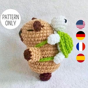 Op de afbeelding: Gehaakte beer met een gehaakte schildpad op zijn rug. De beer is bruin met bruine details en de schildpad heeft een groen schild en witte ledematen. De tekst "PATTERN ONLY" staat in een witte cirkel.