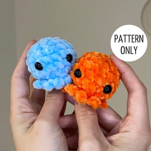 Könnte beinhalten: Zwei kleine, runde, gehäkelte Plüschtiere in Form von Kraken, eines hellblau und eines leuchtend orange, jeweils mit schwarzen Kunststoff-Sicherheitsaugen. Eine weiße kreisförmige Grafik oben rechts zeigt den Text PATTERN ONLY.
