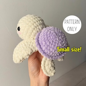 Puede incluir: Patrón de crochet para una pequeña tortuga amigurumi blanca y morada. El patrón es para un tamaño pequeño. "PATTERN ONLY" está escrito en negro sobre fondo blanco. "Small size!" está escrito en amarillo sobre fondo blanco.