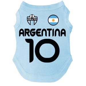 Puede incluir: Camiseta azul claro para perro con la palabra "ARGENTINA" en letras negras y el n&uacute;mero "10". Presenta un logotipo de "World Pup" y un emblema de la bandera argentina. Fabricada con un material suave y ligero.