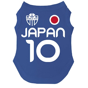 Puede incluir: Una camiseta azul para perros con la palabra "JAPAN" en blanco y el n&uacute;mero "10". La camiseta presenta un c&iacute;rculo rojo y un logotipo de "WORLD PUP" con un bal&oacute;n de f&uacute;tbol.