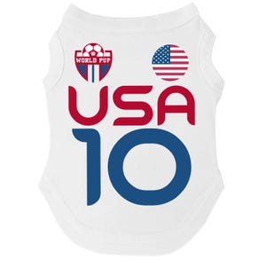Puede incluir: Camiseta blanca para mascotas con el texto "USA 10" en rojo y azul. La camiseta presenta una bandera americana y un logotipo que dice "World Pup" con un bal&oacute;n de f&uacute;tbol y una huella de pata.