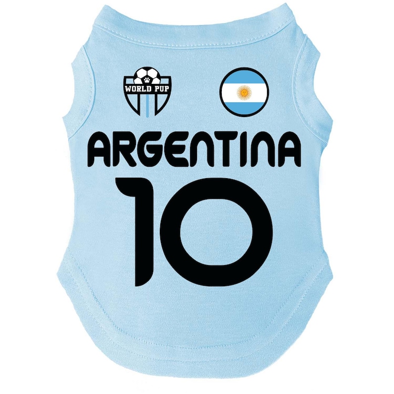 Puede incluir: Camiseta azul claro para perro con la palabra "ARGENTINA" en letras negras y el n&uacute;mero "10". Presenta un logotipo de "World Pup" y un emblema de la bandera argentina. Fabricada con un material suave y ligero.