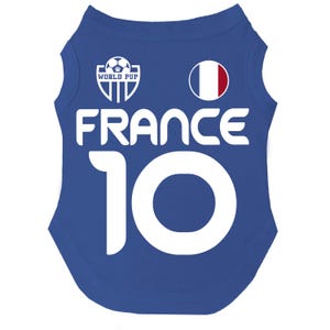 Puede incluir: Una camiseta azul para perro con la palabra "FRANCE" en blanco y el n&uacute;mero "10". La camiseta presenta un emblema de la bandera francesa y un logotipo de "World Pup" con un bal&oacute;n de f&uacute;tbol.