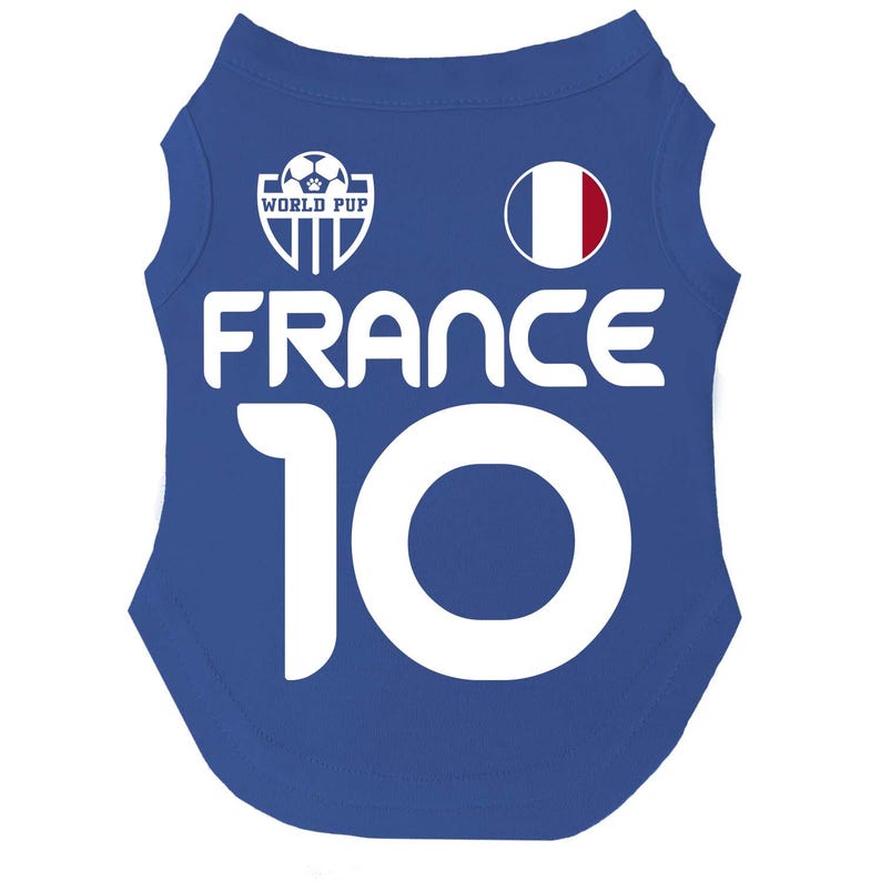 Puede incluir: Una camiseta azul para perro con la palabra "FRANCE" en blanco y el n&uacute;mero "10". La camiseta presenta un emblema de la bandera francesa y un logotipo de "World Pup" con un bal&oacute;n de f&uacute;tbol.