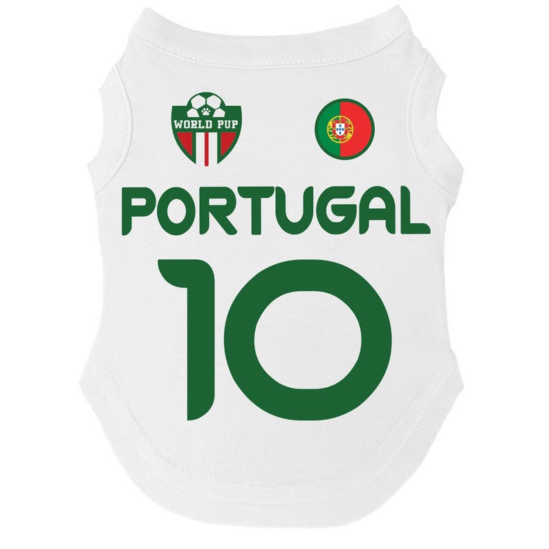 Puede incluir: Camiseta blanca para mascotas con texto y gr&aacute;ficos verdes. La palabra "PORTUGAL" y el n&uacute;mero "10" son de color verde. Incluye un logotipo de "WORLD PUP" y un emblema de la bandera portuguesa. Una prenda deportiva para mascotas.