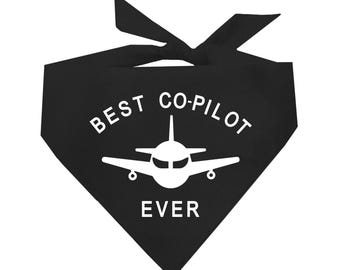 Peut inclure: Bandana noire avec du texte blanc qui dit "Best Co-Pilot Ever" et un graphique d'avion blanc.