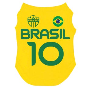 Puede incluir: Camiseta amarilla para mascotas con la palabra "BRASIL" en letras verdes y el n&uacute;mero "10". Presenta un emblema de la bandera brasile&ntilde;a verde y amarilla y un logotipo de "WORLD PUP". La camiseta est&aacute; dise&ntilde;ada para un perro.