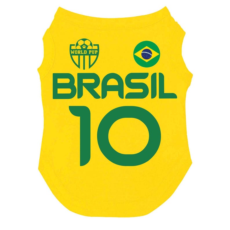 Puede incluir: Camiseta amarilla para mascotas con la palabra "BRASIL" en letras verdes y el n&uacute;mero "10". Presenta un emblema de la bandera brasile&ntilde;a verde y amarilla y un logotipo de "WORLD PUP". La camiseta est&aacute; dise&ntilde;ada para un perro.
