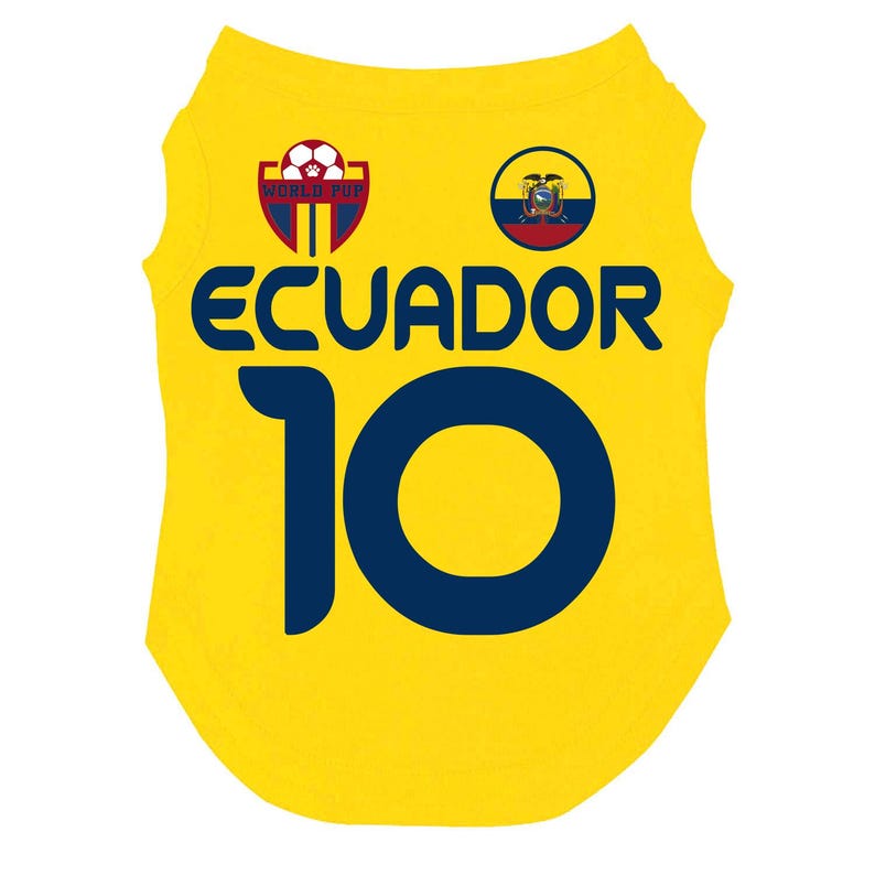Puede incluir: Camiseta amarilla para mascotas con la palabra "ECUADOR" en letras de bloque azul marino y el n&uacute;mero "10". Cuenta con un logotipo de "World Pup" con un bal&oacute;n de f&uacute;tbol y la bandera ecuatoriana.