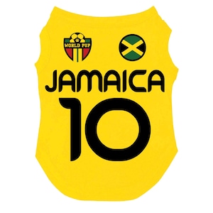 Puede incluir: Camiseta amarilla para perro con la palabra "JAMAICA" en letras negras y el n&uacute;mero "10". La camiseta tiene un logotipo de "World Pup" con un bal&oacute;n de f&uacute;tbol y los colores de la bandera jamaicana, y un emblema de la bandera jamaicana.