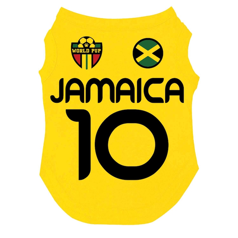 Puede incluir: Camiseta amarilla para perro con la palabra "JAMAICA" en letras negras y el n&uacute;mero "10". La camiseta tiene un logotipo de "World Pup" con un bal&oacute;n de f&uacute;tbol y los colores de la bandera jamaicana, y un emblema de la bandera jamaicana.