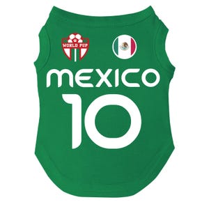 Puede incluir: Camiseta verde para mascotas con la palabra "MEXICO" en letras blancas y el n&uacute;mero "10". Presenta un logotipo de "WORLD PUP" y un emblema circular de la bandera mexicana. La camiseta est&aacute; dise&ntilde;ada para un perro.
